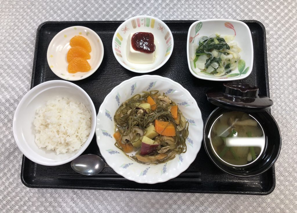 9月15日木曜日　きょうのお昼ごはんは、豚肉と切り昆布の炒め物・和え物・梅香味奴・みそ汁・くだものでした。