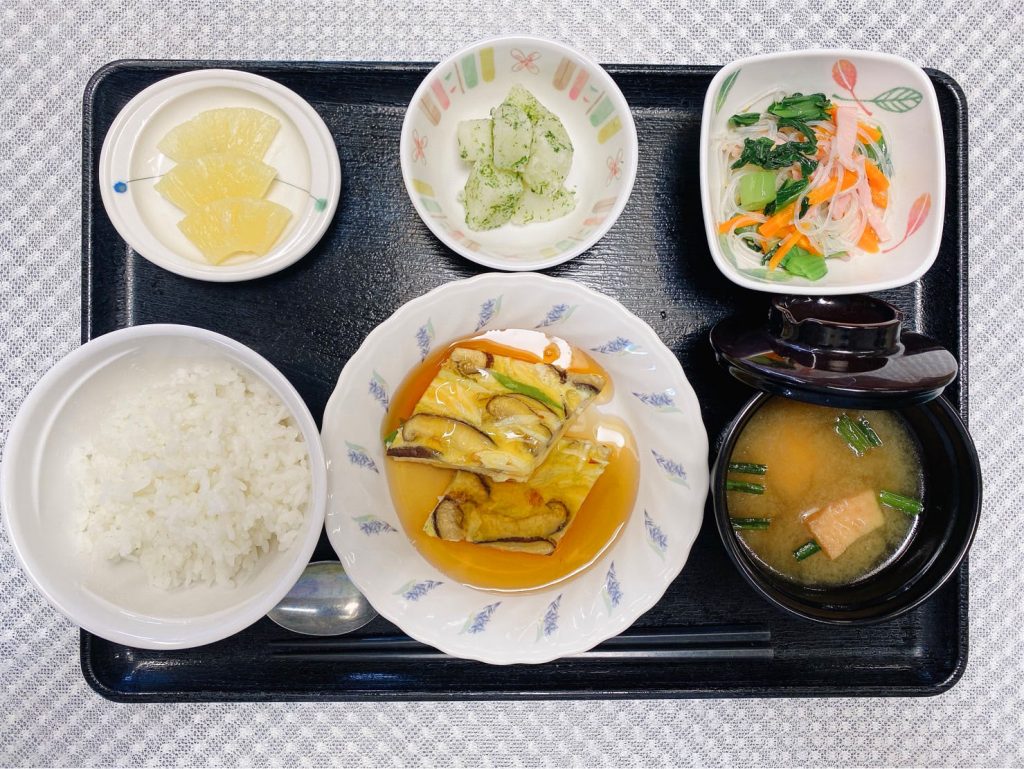 9月16日金曜日　きょうのお昼ごはんは、ねぎ卵焼きの甘酢あんかけ・中華和え・のり塩ポテト・みそ汁・くだものでした。