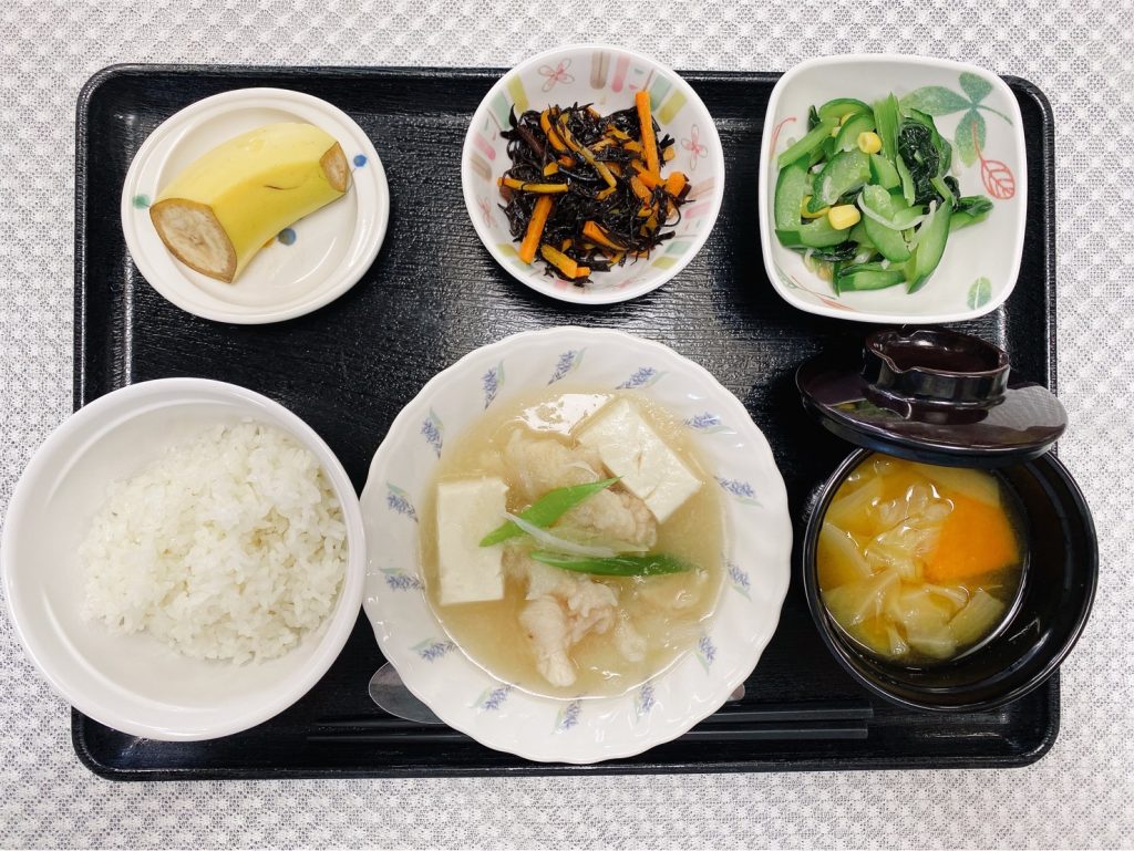 9月17日土曜日　きょうのお昼ごはんは、鶏肉と豆腐のみぞれ煮・からし和え・ひじきと人参のサラダ・みそ汁・くだものでした。