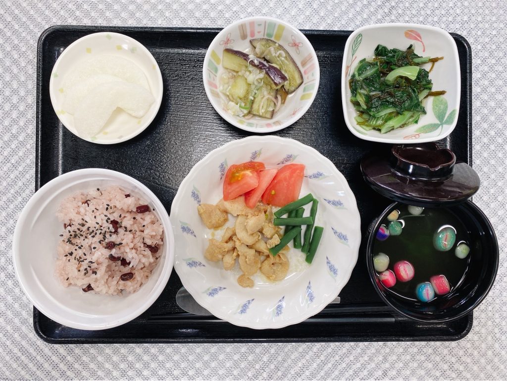 ９月19日月曜日・敬老の日スペシャル　きょうのお昼ごはんは、お赤飯、鶏肉の味噌漬け蒸し、薬味なす、もずく和え、お吸い物、くだものでした。