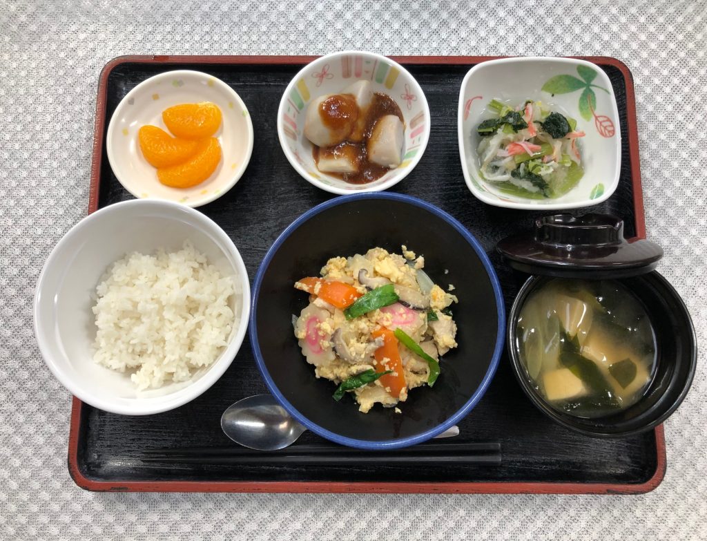 9月20日火曜日　きょうのお昼ごはんは、親子煮、おろし和え、里芋の味噌だれ、味噌汁、くだものでした。