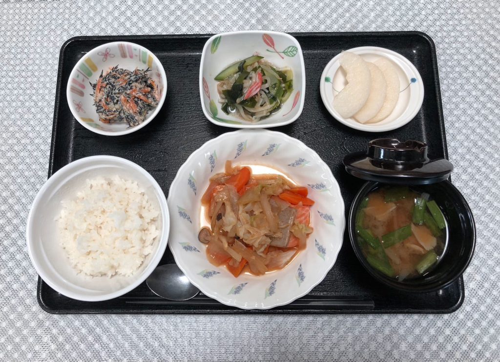 9月27日火曜日　きょうのお昼ごはんは、鮭のちゃんちゃん焼き・人参とひじきの白和え・わかめサラダ・みそ汁・くだものでした。