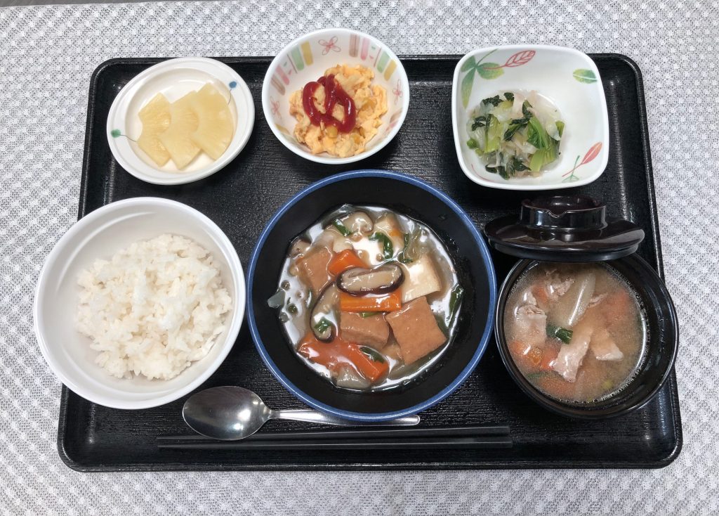 9月28日水曜日　きょうのお昼ごはん、あんかけ厚揚げ・コーン炒り卵・甘酢和え・豚汁・くだものでした。