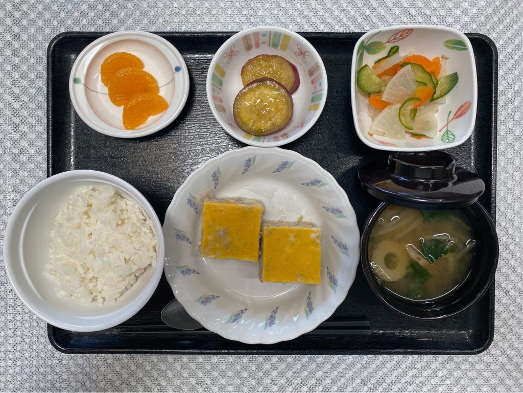 9月29日木曜日　きょうのお昼ごはんは、豚挽肉のしぐれ蒸し・さつまいもの甘露煮・浅漬け・みそ汁・くだものでした。