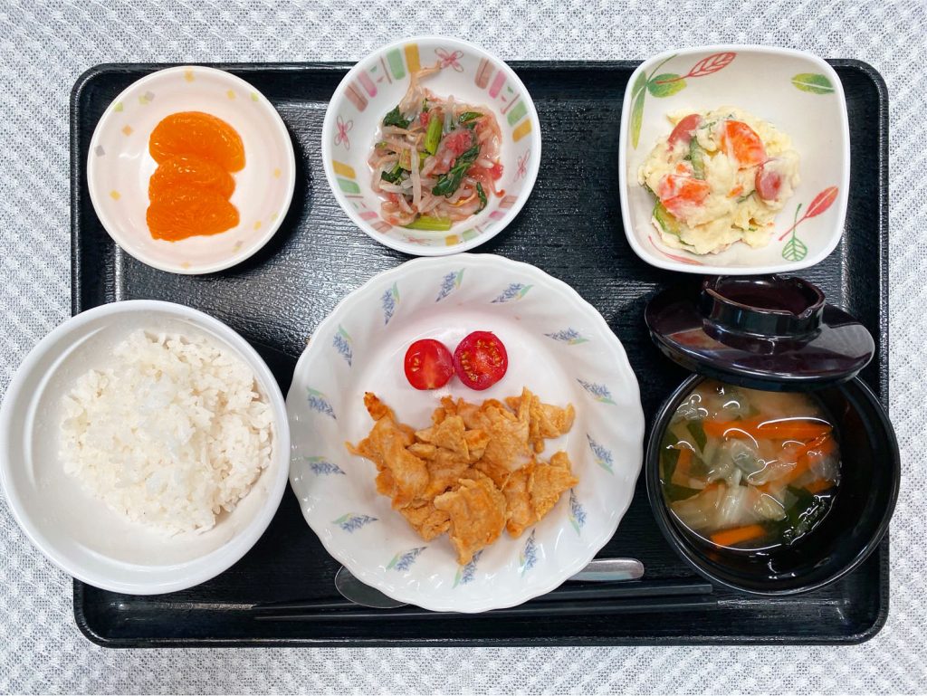 9月30日金曜日　きょうのお昼ごはんは、タンドリーチキン・ポテトサラダ・梅おかか和え・みそ汁・くだものでした。