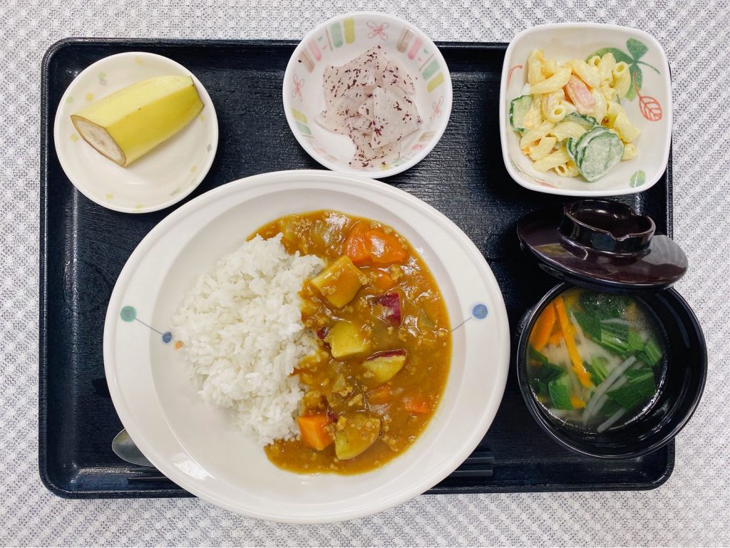 9月22日木曜日　きょうのお昼ごはんは、おさつと挽肉のカレー・マカロニサラダ・ゆかり大根・スープ・くだものでした。