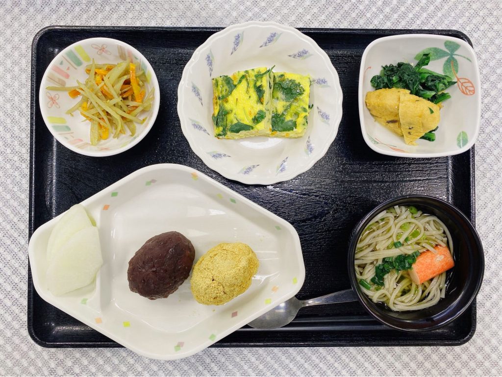 9月23日金曜日　きょうのお昼ごはんは、おはぎ・千草焼き・含め煮・きんぴら・おそば・くだものでした。