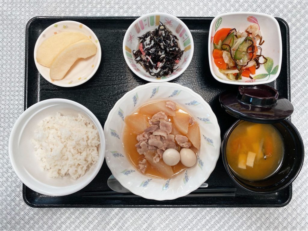 10月1日土曜日　きょうのお昼ごはんは、豚肉と大根のこってり煮・塩昆布和え・ひじきの酢の物・みそ汁・くだものでした。