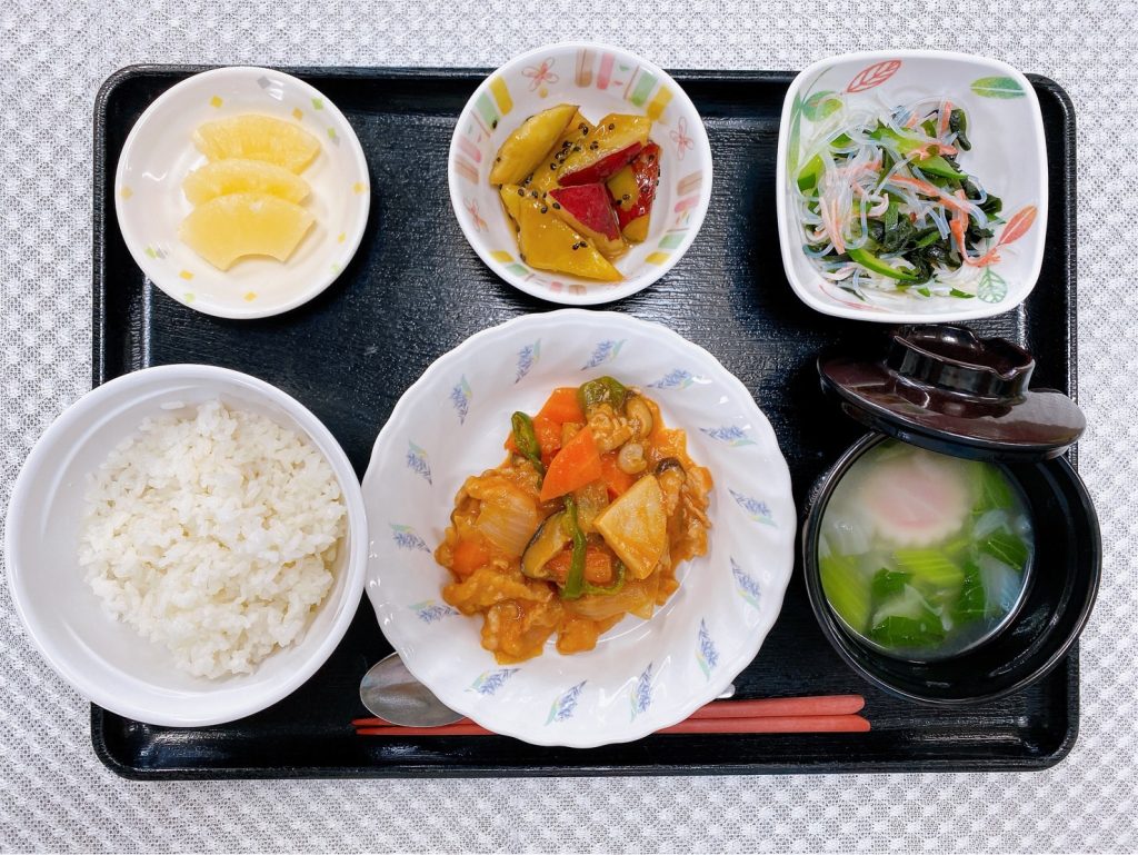 10月3日月曜日　きょうのお昼ごはんは、酢豚・春雨サラダ・大学芋煮・スープ・くだものでした。