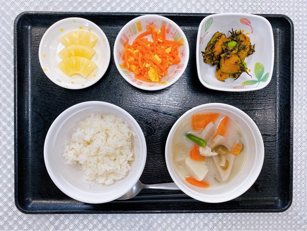 10月4日火曜日　きょうのお昼ごはんは、豆乳煮・人参しりしり・ごま和え・くだものでした。