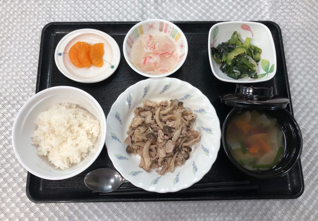 10月5日水曜日　きょうのお昼ごはんは、豚肉ときのこの炒め物・青菜とわかめのサラダ・大根のくずあん・みそ汁・くだものでした。