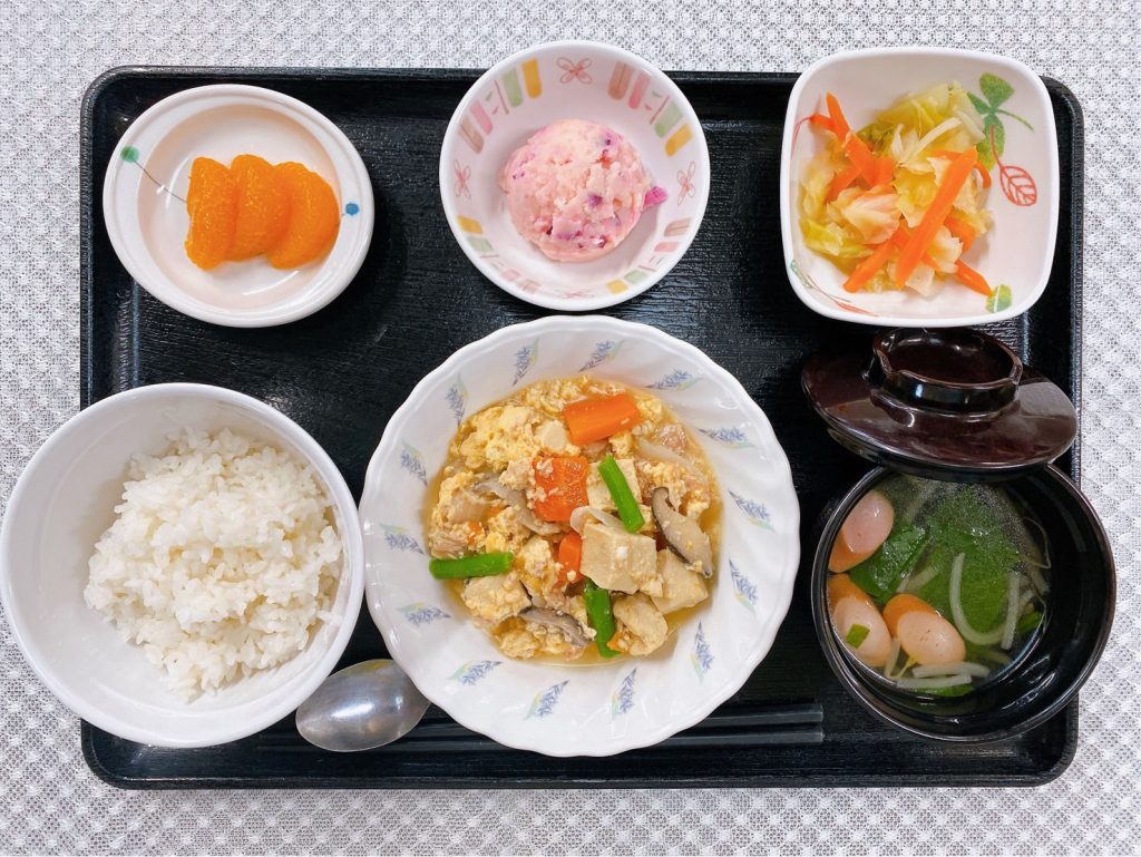 10月6日木曜日　きょうのお昼ごはんは、ツナと高野豆腐の卵とじ・生姜和え・しば漬けポテト・みそ汁・くだものでした。