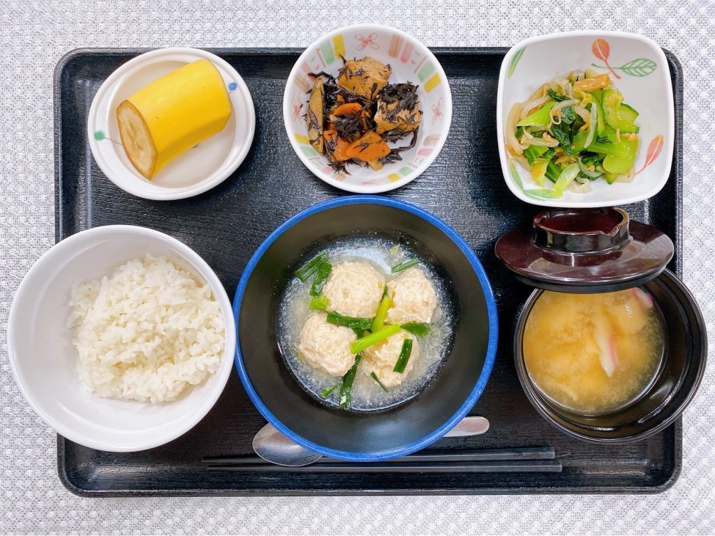 10月7日金曜日　きょうのお昼ごはんは、鶏キャベツだんご・なめたけ和え・ひじき煮・みそ汁・くだものでした。