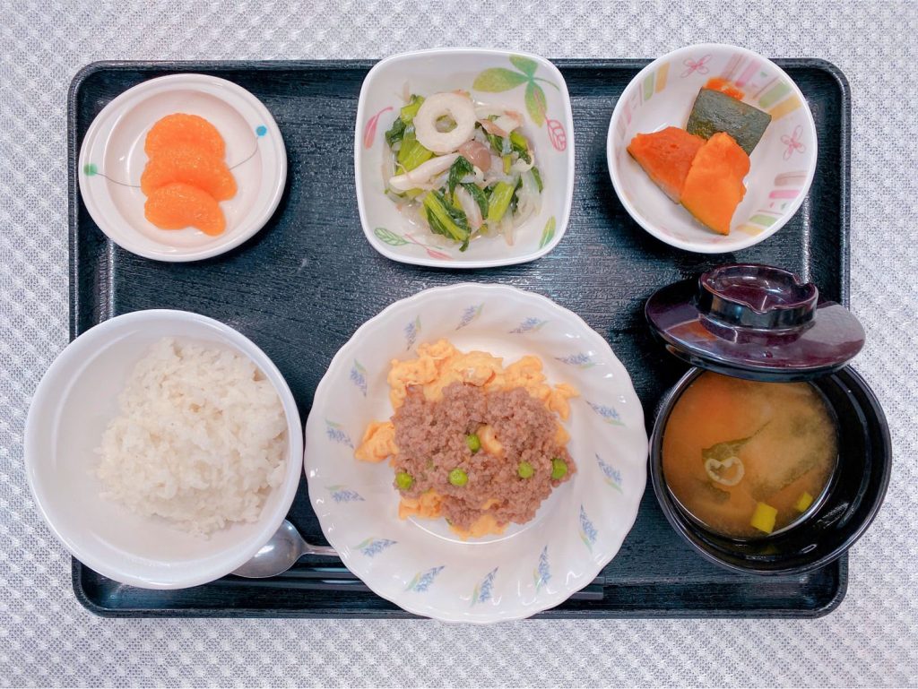 10月15日土曜日　きょうのお昼ごはんは、麻婆炒り卵・小松菜とちくわのおろし和え・かぼちゃ煮・みそ汁・くだものでした。