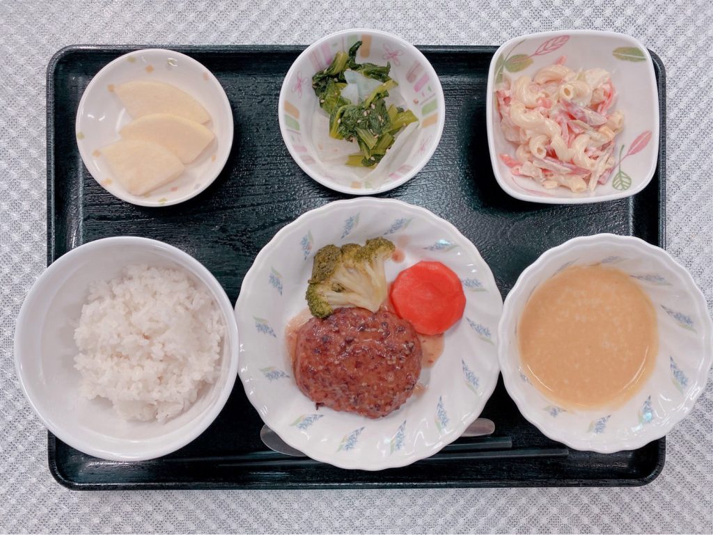 10月17日月曜日　きょうのお昼ごはんは、生姜焼きハンバーグ・マカロニサラダ・浅漬け・スープ・くだものでした。