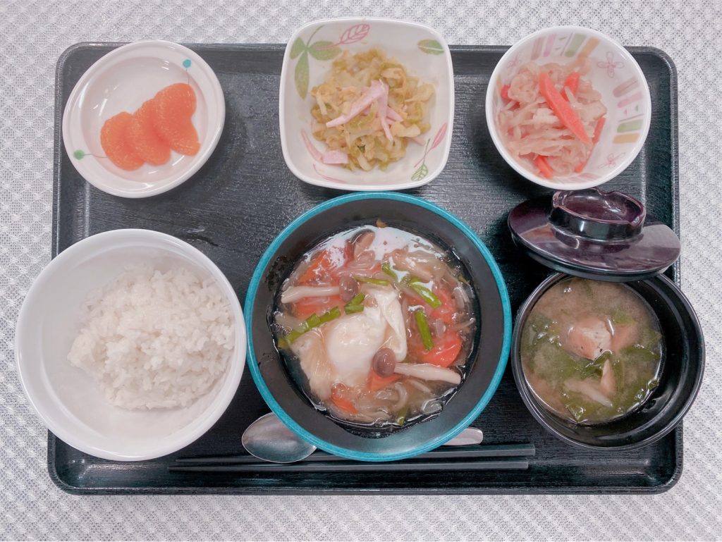 10月18日火曜日　きょうのお昼ご飯は、落とし卵の野菜あんかけ・ハムと白菜のカレー和え・煮物・味噌汁・果物でした。