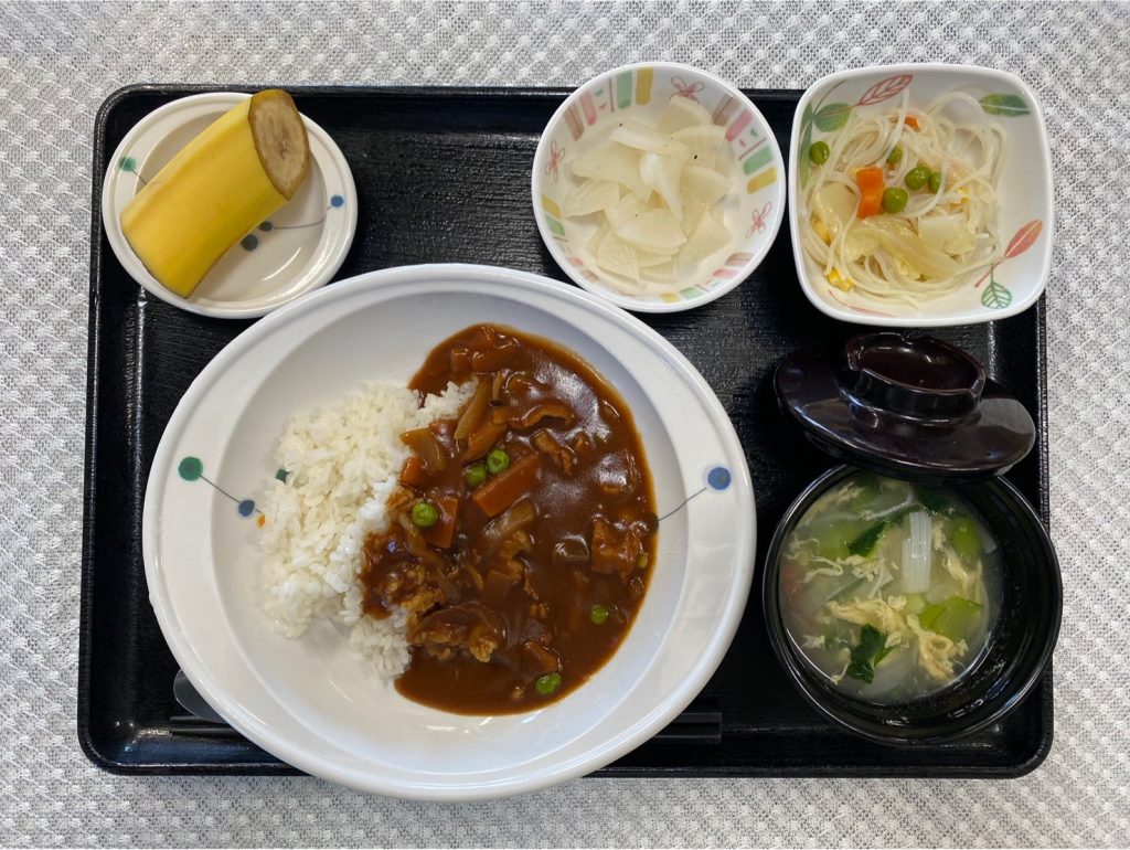 10月19日水曜日　きょうのお昼ごはんは、ハヤシライス・ビーフンと野菜のバターソテー・レモン大根・みそ汁・くだものでした。