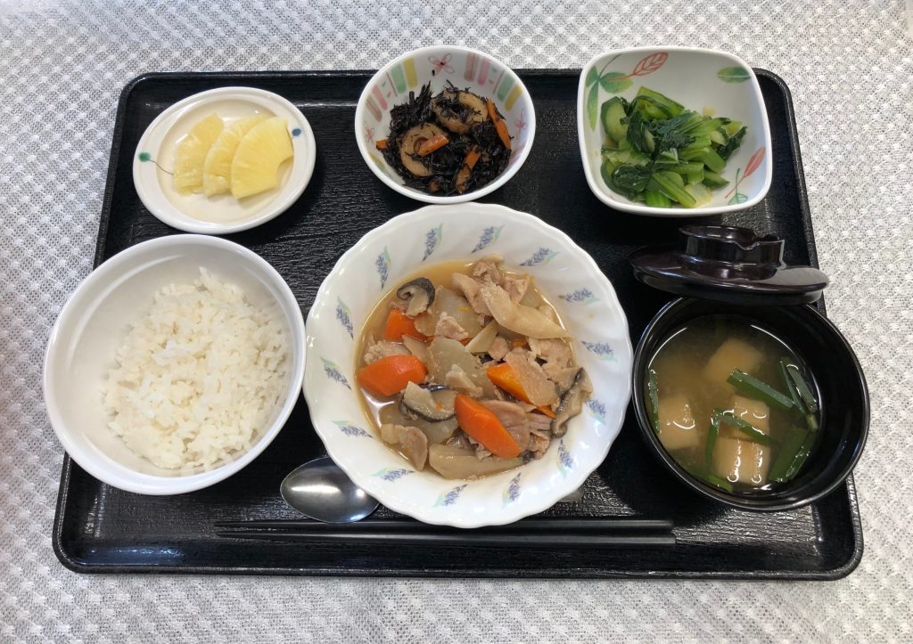 10月20日木曜日　きょうのお昼ごはんは、豚肉と根菜の味噌煮込み・ひじき炒め・からし和え・味噌汁・くだものでした。
