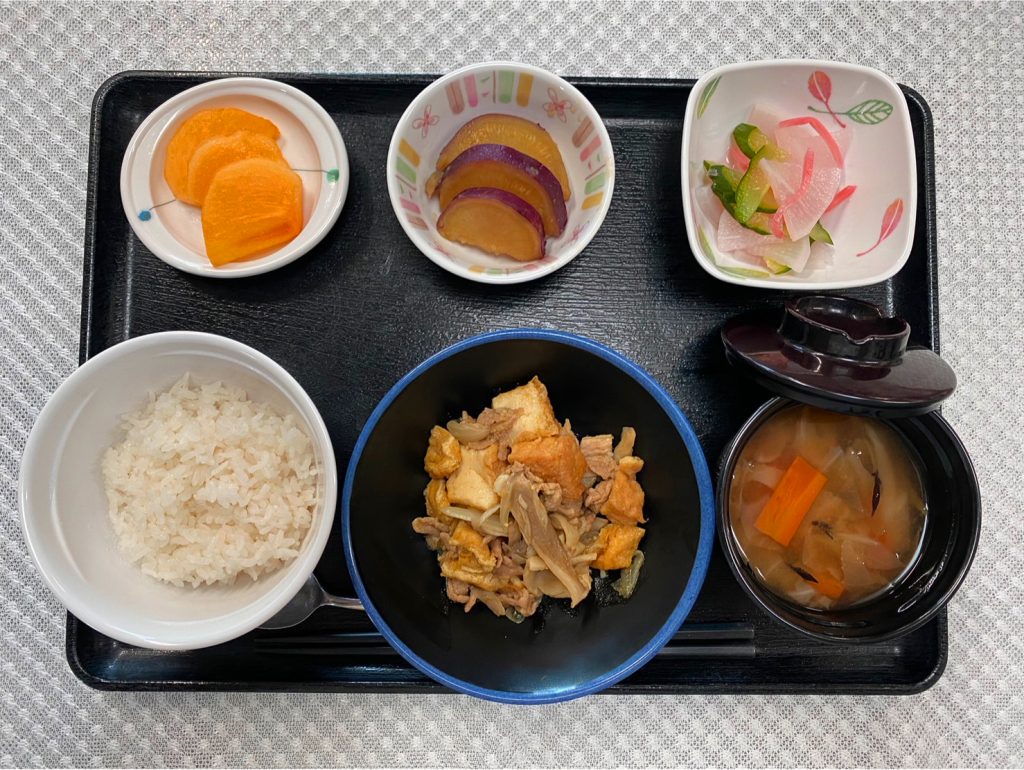 10月21日金曜日　きょうのお昼ごはんは、厚揚げの和風カレー煮・紅生姜和え・おさつの甘煮・味噌汁・くだものでした。