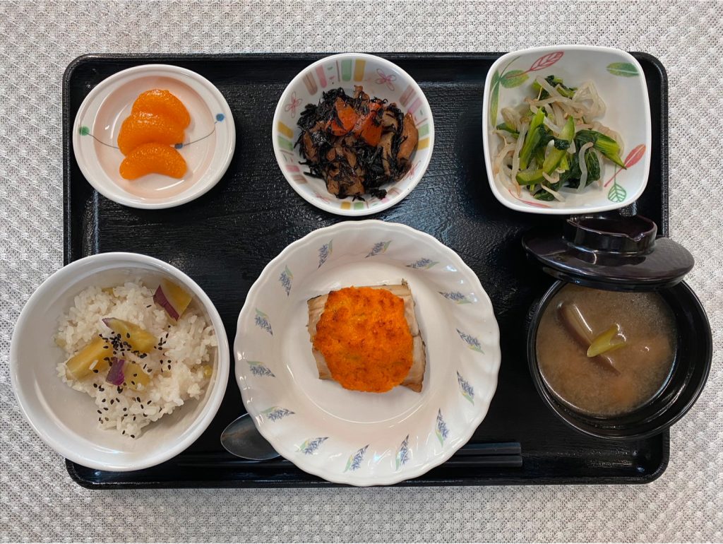 10月26日水曜日　きょうのお昼ごはんは、さつまいもご飯・鰆のもみじ焼き・含め煮・和え物・みそ汁・くだものでした。