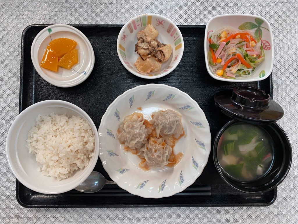 10月28日金曜日　きょうのお昼ごはんは、　シュウマイ・春雨サラダ・ツナマヨポテト・スープ・果物でした。　