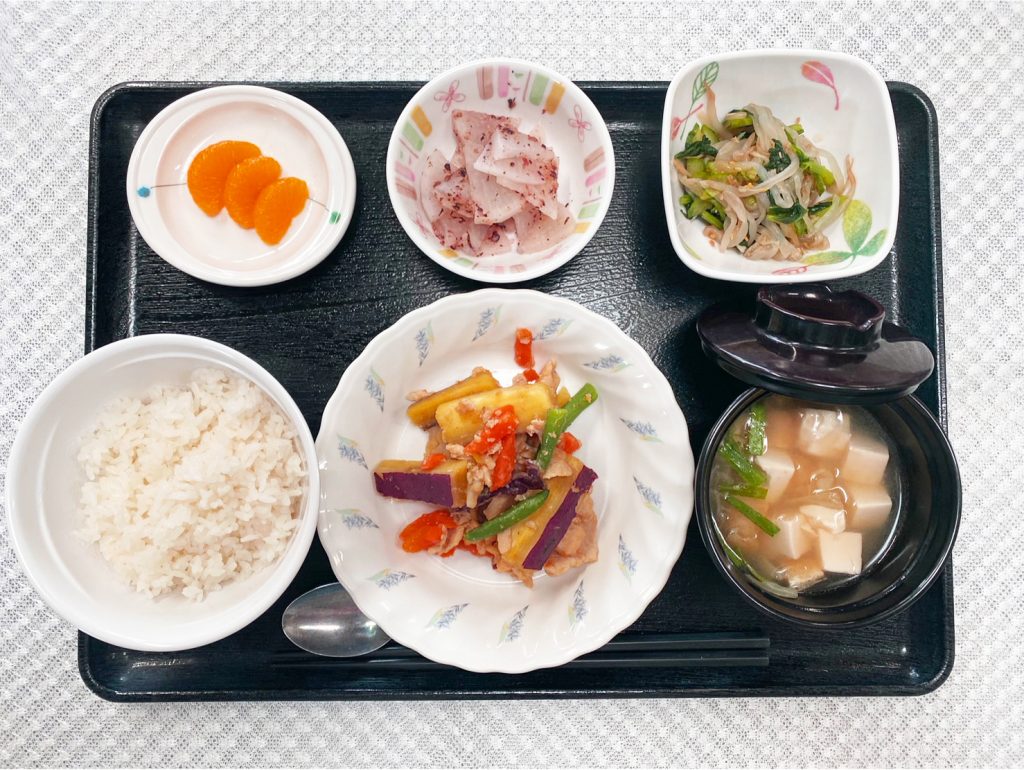 10月27日木曜日　きょうのお昼ごはんは、鶏肉と根菜のきんぴら炒め・青菜の旨味和え・梅おかか大根・みそ汁・くだものでした。