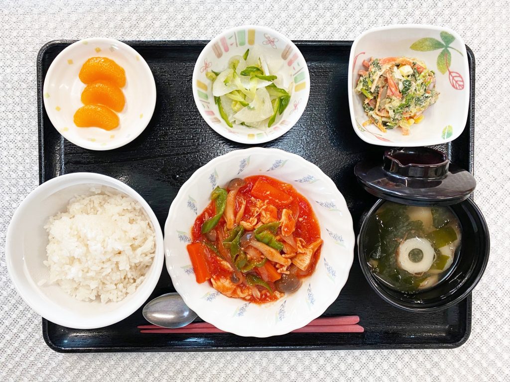 10月31日月曜日　きょうのお昼ごはんは、鶏肉のトマト煮・和風コールスロー・浅漬け・みそ汁・くだものでした。