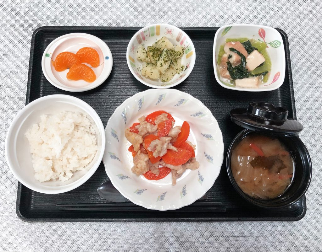 10月12日水曜日　きょうのお昼ごはんは、鶏肉と人参の重ね蒸し・厚揚げあんかけ・のり塩ポテト・みそ汁・くだものでした。