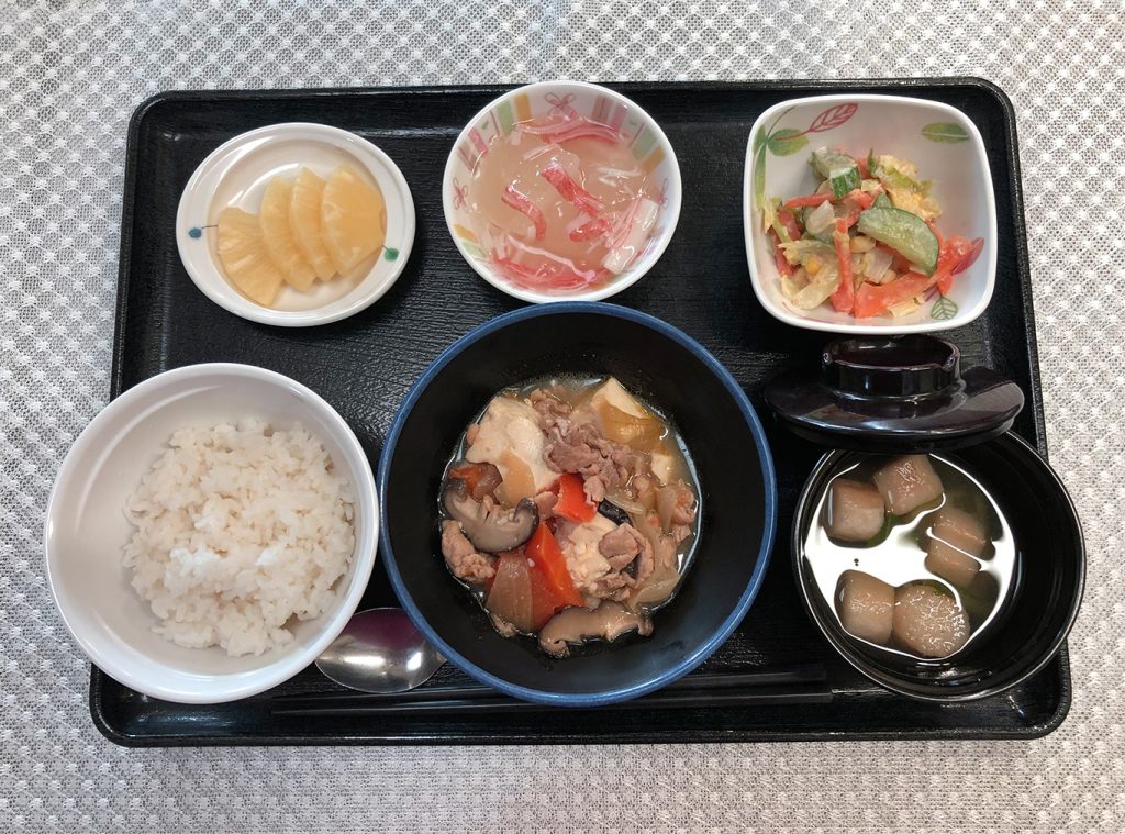 11月5日土曜日　きょうのお昼ごはんは、肉豆腐・みそマヨ和え・大根のくずあん・みそ汁・くだものでした。