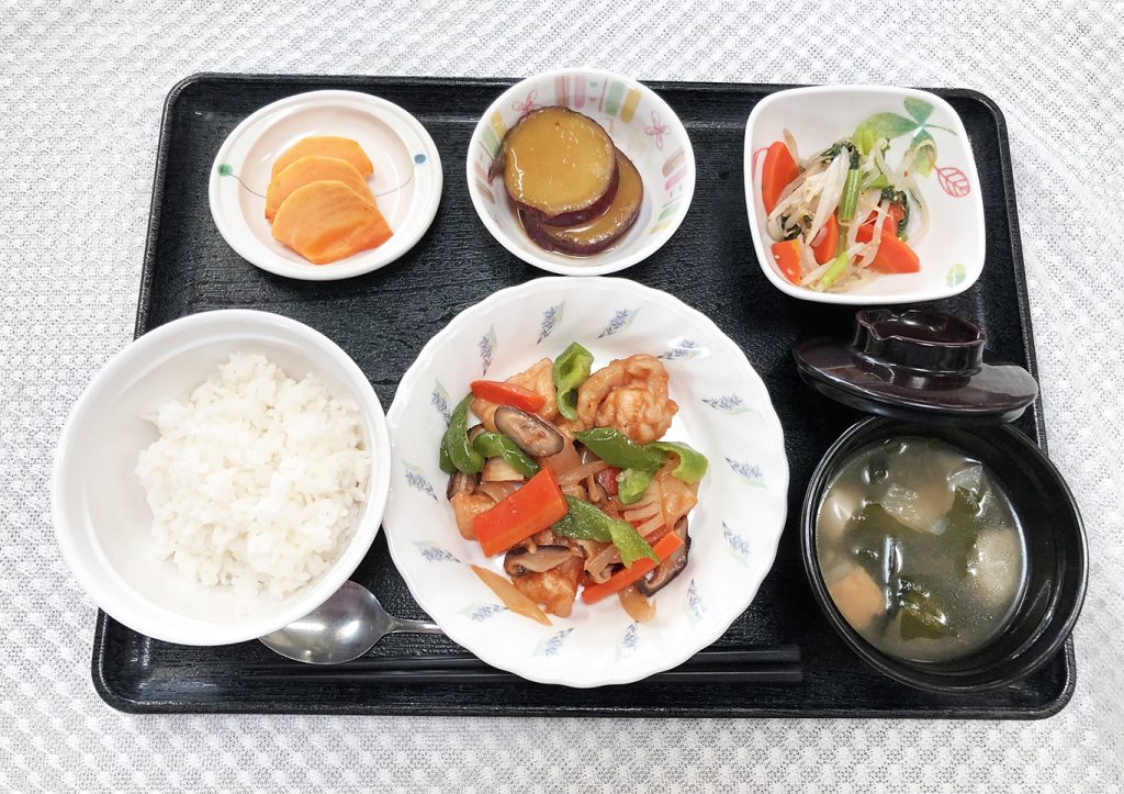 11月10日木曜日　きょうのお昼ごはんは、酢鶏・ナムル・おさつの甘露煮・みそ汁・くだものでした。