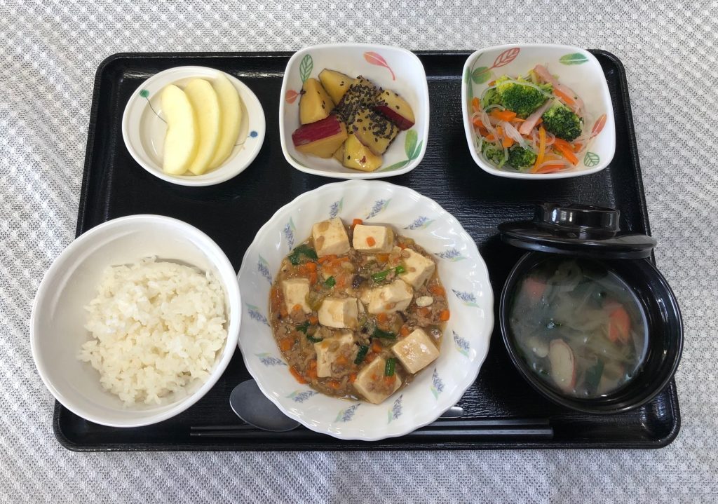 11月28日月曜日　きょうのお昼ごはんは、麻婆豆腐・中華和え・大学芋煮・スープ・くだものでした。