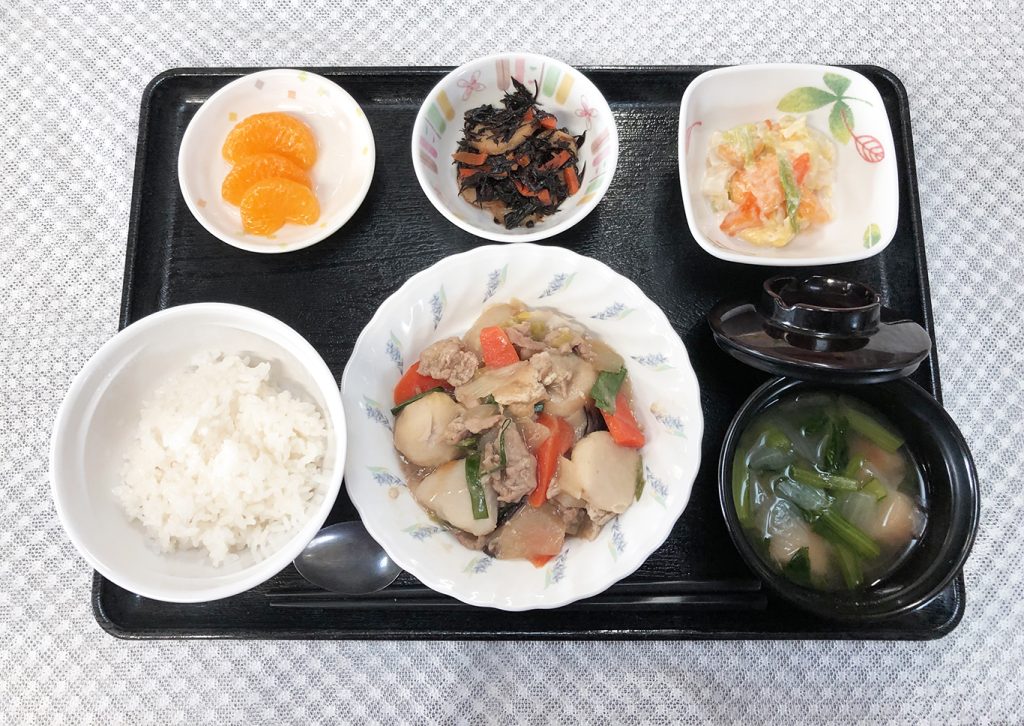 11月17日木曜日　きょうのお昼ごはんは、芋炊き・柿と白菜のサラダ・ひじき煮・みそ汁・くだものでした。