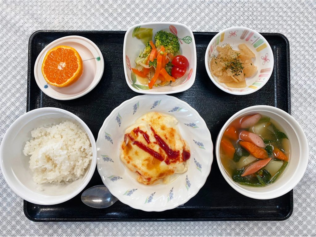 11月18日金曜日　きょうのお昼ごはんは、豆腐グラタン・ポトフ・温野菜サラダ・くだものでした。