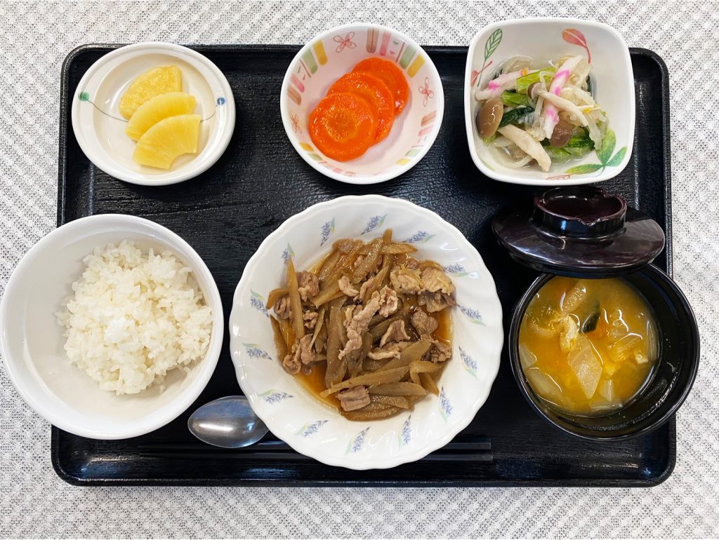 11月21日月曜日　きょうのお昼ごはんは、豚肉とごぼうのしぐれ煮・具だくさんおろし・レモンバター人参・みそ汁・くだものでした。