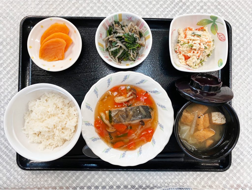 11月25日金曜日　きょうのお昼ごはんは、鰆の野菜あんかけ・おからサラダ・ごま和え・みそ汁・くだものでした。