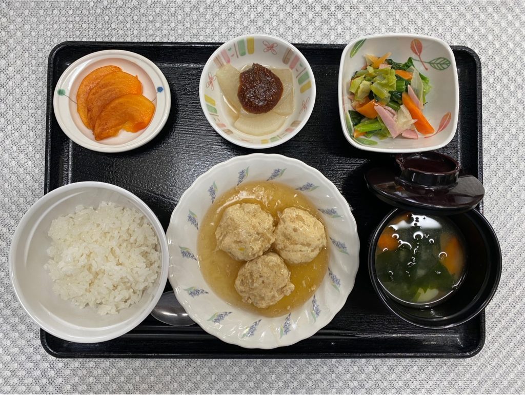 12月1日木曜日　きょうのお昼ごはんは、おからともやしのつくね煮・和え物・ふろふき大根・みそ汁・くだものでした。