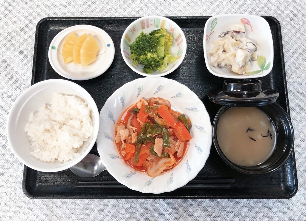 12月3日土曜日　きょうのお昼ごはんは、鶏肉のケチャップ炒め・甘すっぱおさつサラダ・生姜和え・みそ汁・くだものでした。