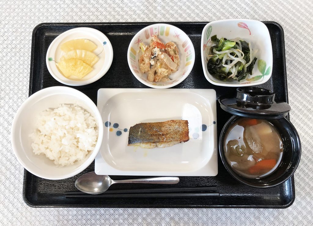 12月8日木曜日　きょうのお昼ごはんは、鯖のカレー風味焼き・炒りおから・青菜とわかめのサラダ・みそ汁・くだものでした。