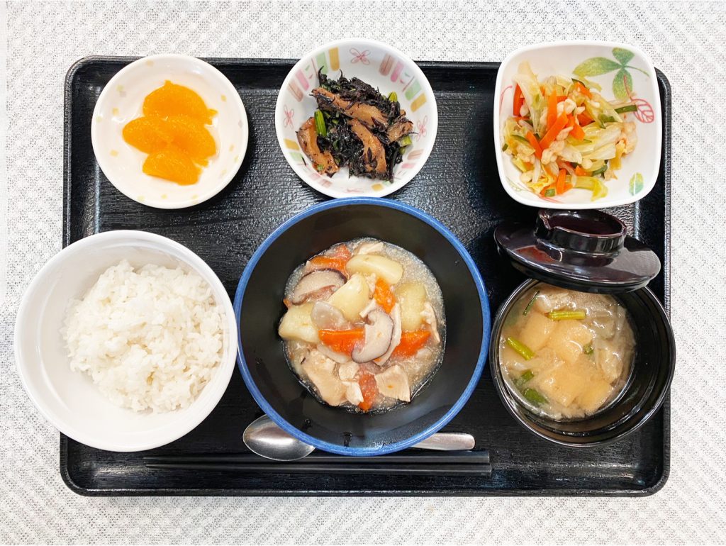 12月9日金曜日　きょうのお昼ごはんは、吉野煮・天かす和え・ひじき炒め・みそ汁・くだものでした。