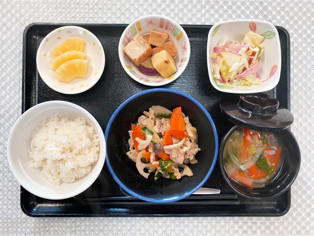 12月10日土曜日　きょうのお昼ごはんは、豚肉と根菜の炒め物・りんごと白菜のサラダ・炒め煮・みそ汁・くだものでした。