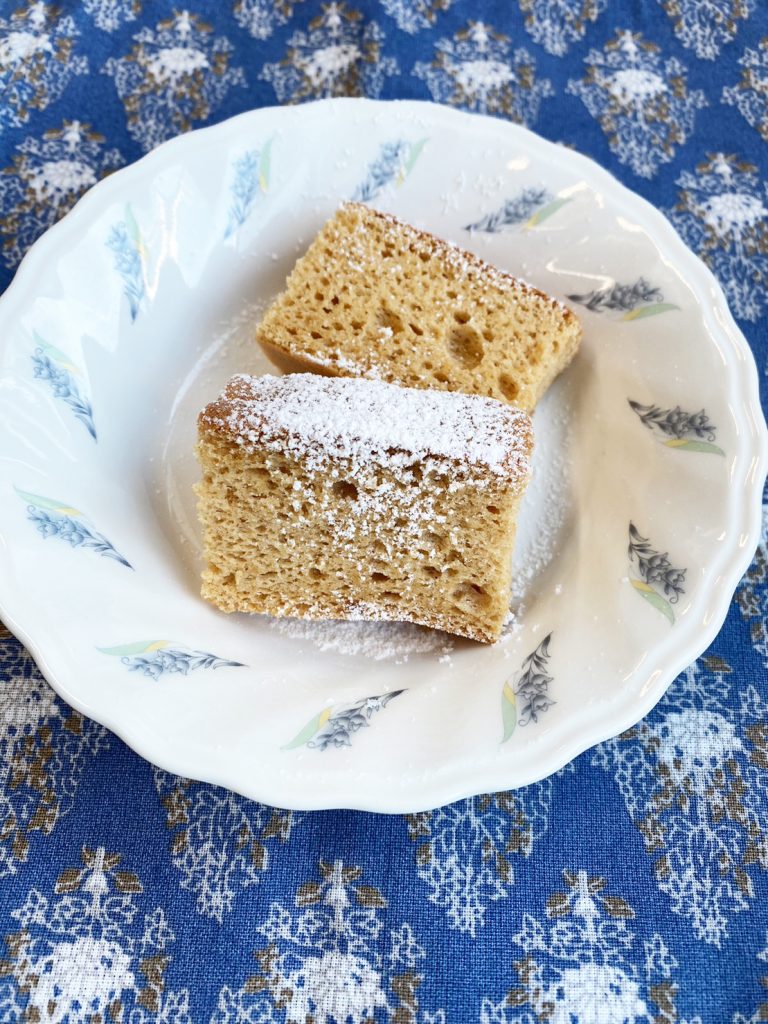 12月10日土曜日　きょうのおやつは、豆腐ときなこのシフォンケーキでした。