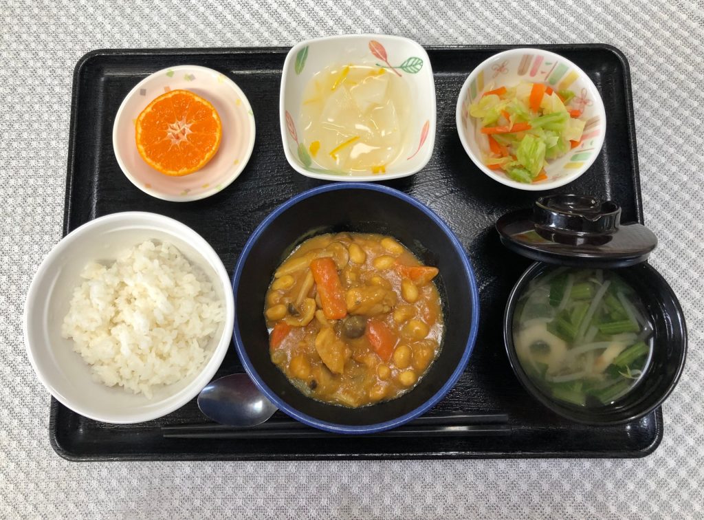 12月13日火曜日　きょうのお昼ごはんは、鶏肉と大豆のカレー煮・生姜和え・ゆず大根・みそ汁・くだものでした。