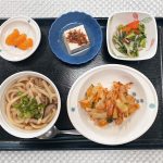 12月14日水曜日　きょうのお昼ごはんは、きのこうどん・かき揚げ・青菜和え・煮奴・くだものでした。