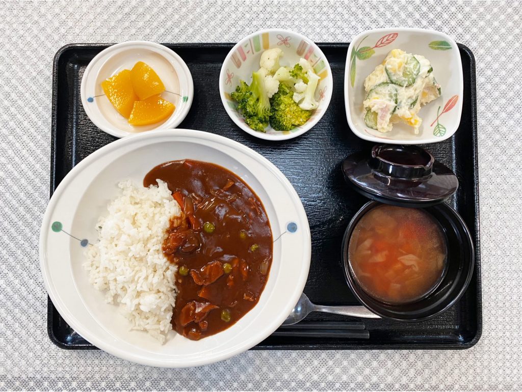 12月15日木曜日　きょうのお昼ごはんは、ハヤシライス・ポテトサラダ・花野菜・スープ・くだものでした。