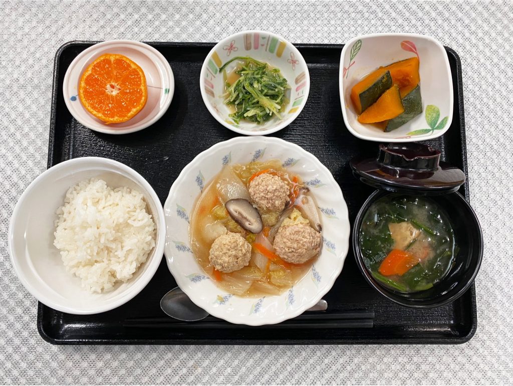 12月17日土曜日　きょうのお昼ごはんは、肉だんごと白菜の旨煮・かぼちゃ煮・水菜のからし酢みそがけ・みそ汁・くだものでした。