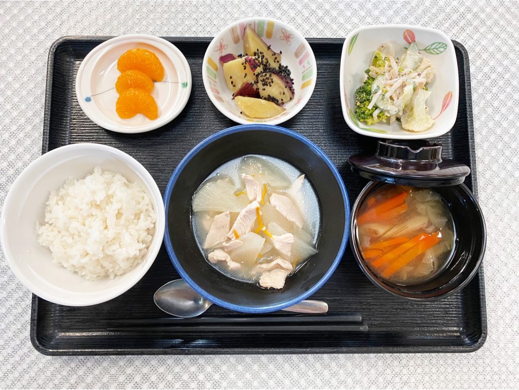 12月20日火曜日　きょうのお昼ごはんは、ゆず香る鶏大根・梅マヨ和え・大学芋煮・みそ汁・くだものでした。