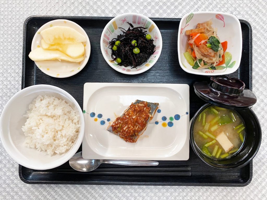 12月21日水曜日　きょうのお昼ごはんは、鰆のねぎみそ焼き・切り干し煮・青じそ和え・みそ汁・くだものでした。