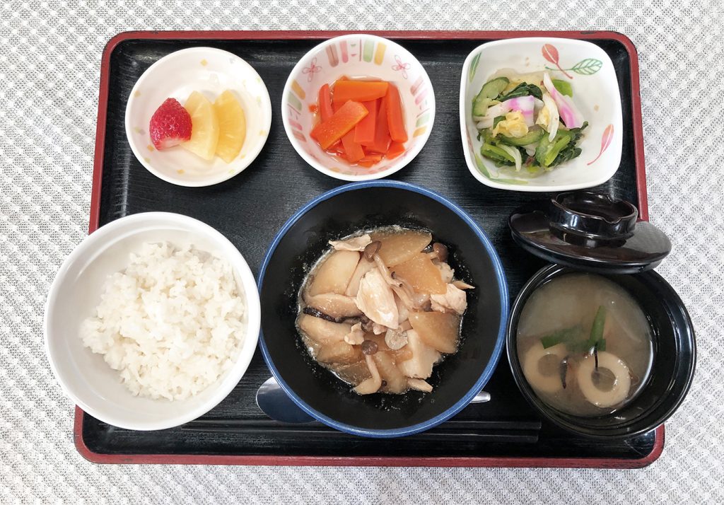 12月26日月曜日　きょうのお昼ごはんは、鶏肉と里芋のみそ煮込み・おかか和え・人参の薄甘煮・みそ汁・くだものでした。