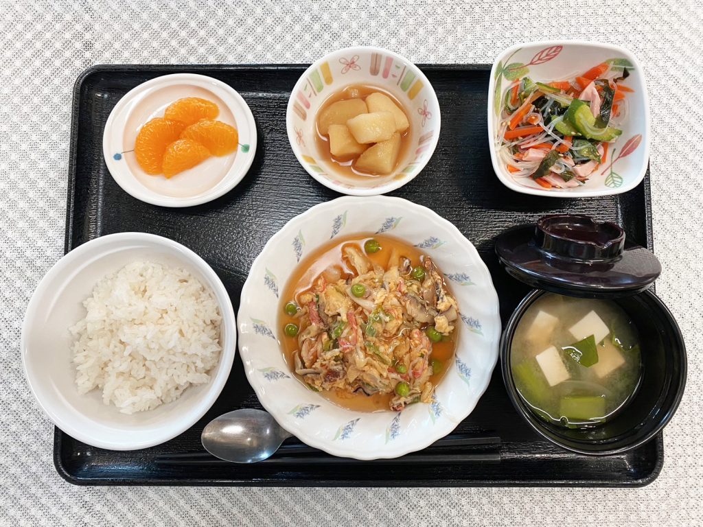 12月27日火曜日　きょうのお昼ごはんは、かに玉・春雨サラダ・じゃが煮・スープ・くだものでした。