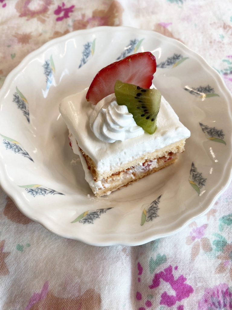 12月23日金曜日　きょうのおやつは、お誕生日ケーキでした。